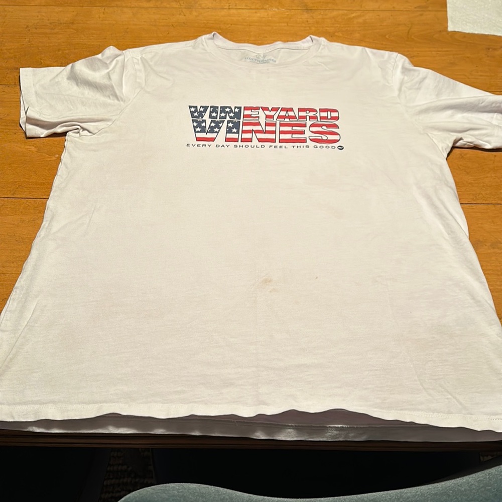 Vineyard, vines, men’s size large T-shirt fair condition.
